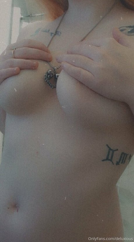 deluxious model naked gallery