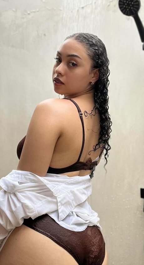 Arielle Tara exclusive model picture