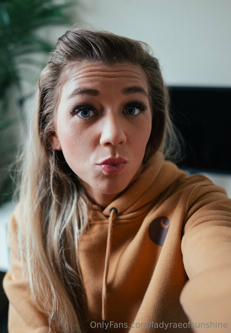 Amandaraeuk model nude pic