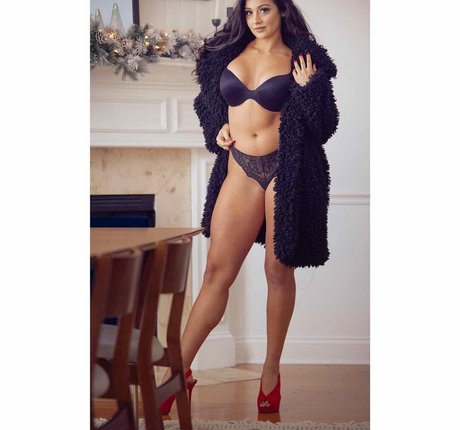 Arianna Grace model pretty galleries