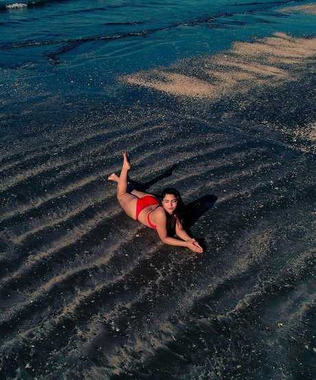 Tanya Chaudhari sexy model img