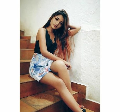 Ridhima Bisht pretty star image