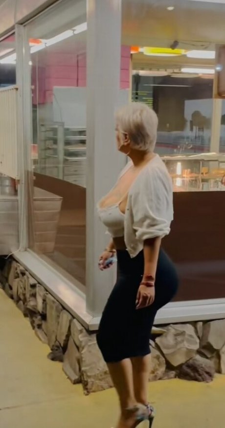 Myra La Chula pretty model picture