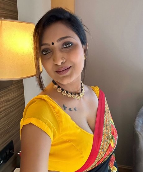 Roma Varadkar model free img