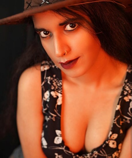 Foxy Queen model nude photos