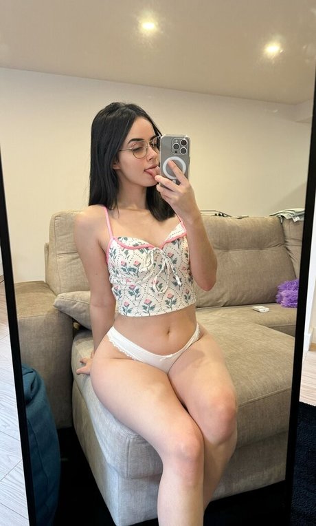 sarahroomie model sexy gallery