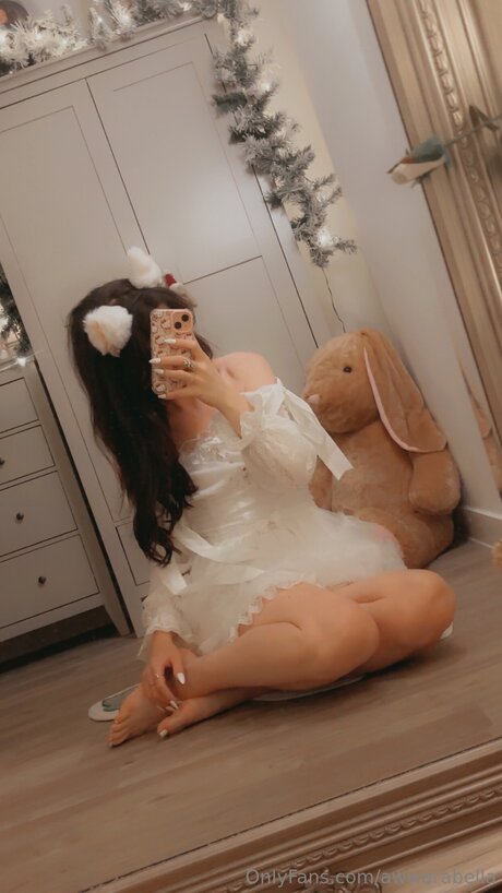 awwarabella hot actress photos