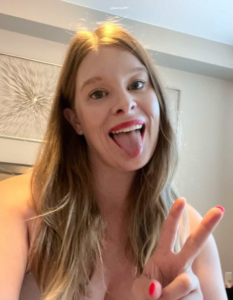 Curvy Krysta art star pic