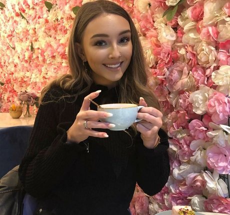 Chloe Panchal sexy actress archive