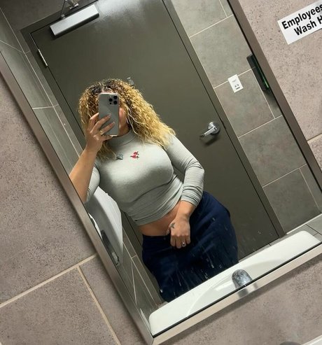 Adxfeels model pretty img