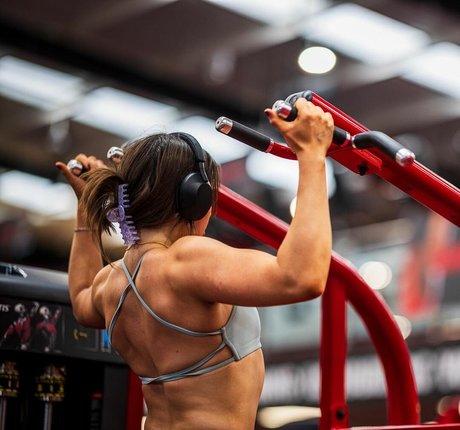 Mia Andrew art actress pic