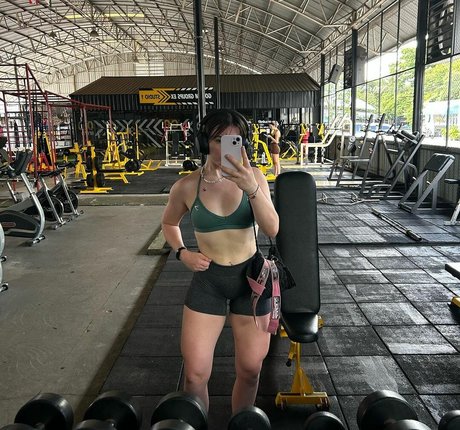 Mia Andrew exclusive model photo