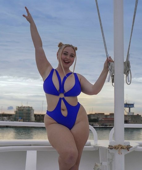 Niki Peacock nude actress photo