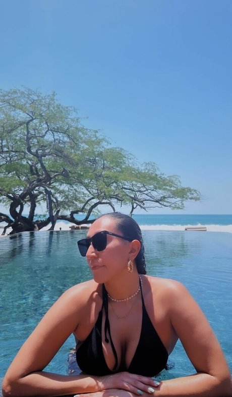 La irais model naked photo