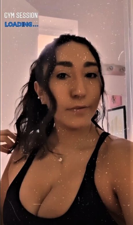 La irais naked model img