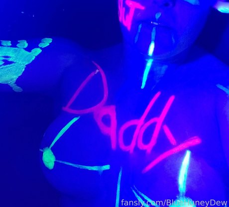 BlueHuneyDew pornstar pic