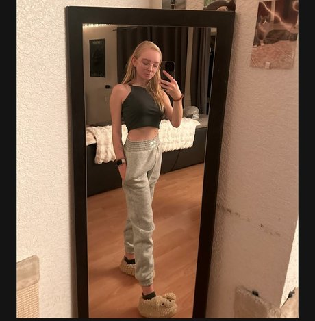 blonde vivi free model photo