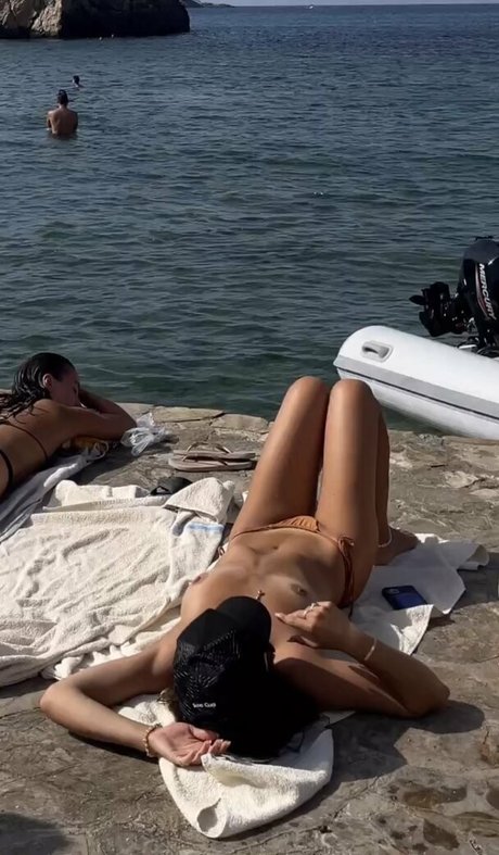 Sarah Kohan nudes model pictures