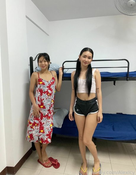 AlexIcy naked actress photo