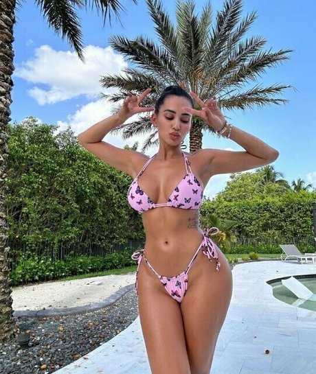 amberquinnofficial sexy model pic