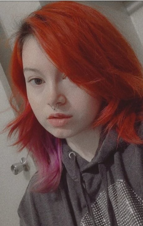 Little Nikky nude actress photos