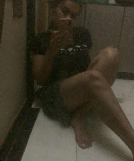 Desi Aurora model beautiful pic