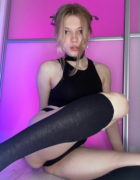 roxannken model naked photo