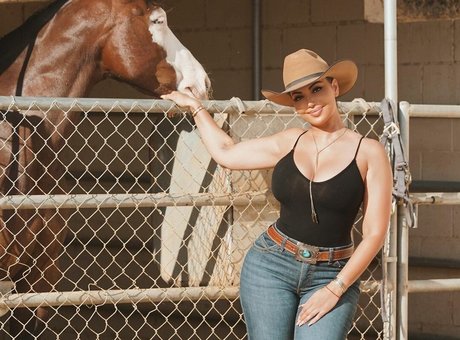 La Reina Shaw model pornographic archive