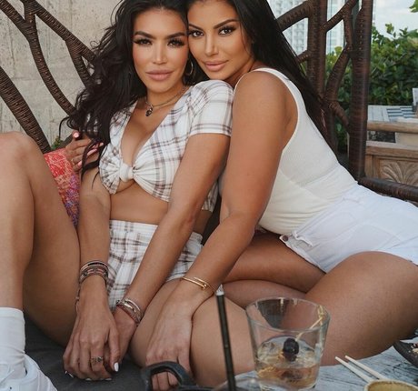 La Reina Shaw nude model archive