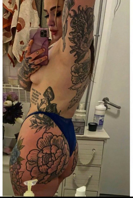 metalbubsxo model nude picture