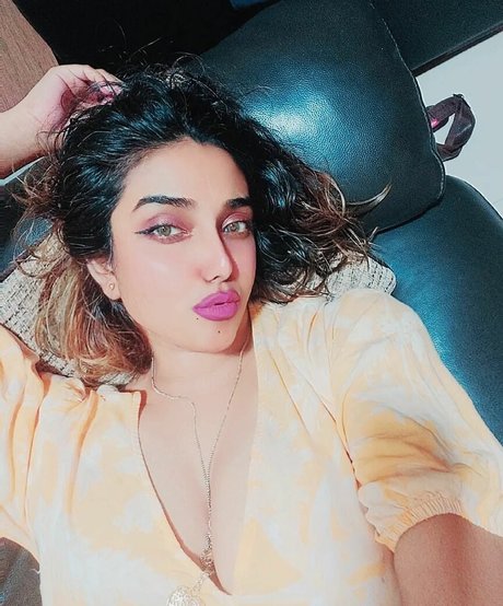 Nayoni Dutta beautiful star image