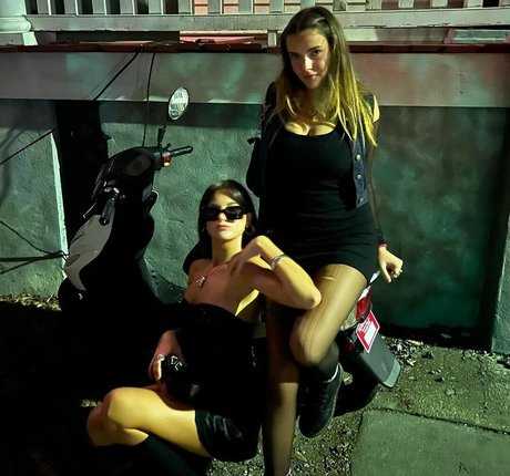 Lola Dubrul pornstar nude img