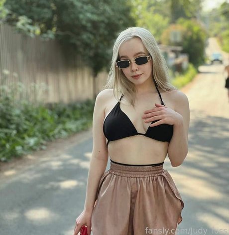 deni__dragons__ beautiful actress photos