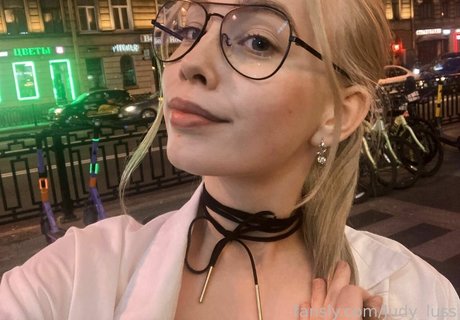 deni__dragons__ porn model image