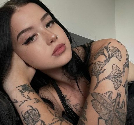 Karaiiz naked model pictures