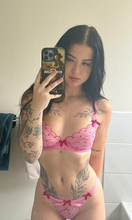 Karaiiz nude actress image