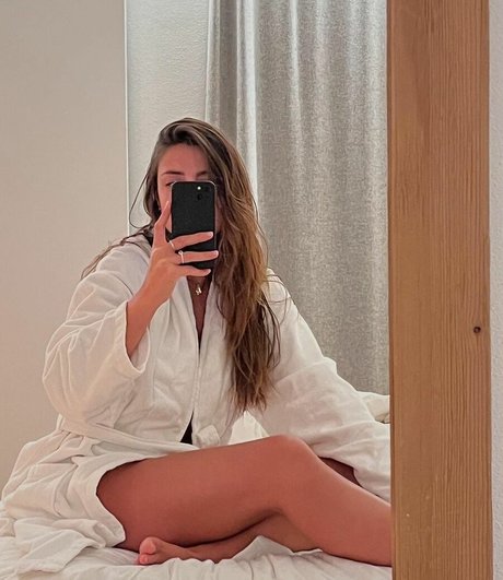 Martina Vendali nude model pic