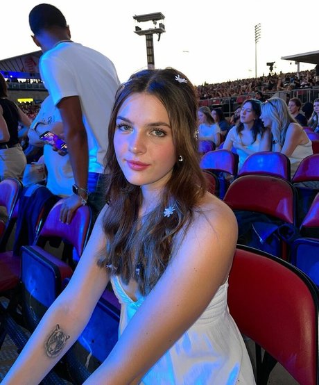 McKenzie Bell model pretty picture