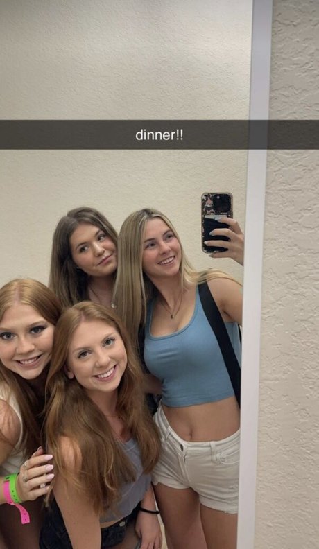 itslexismith model top img