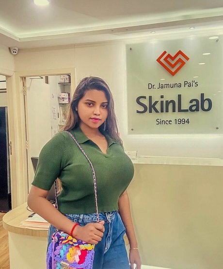 Elakkiya Rajendran hot star gallery