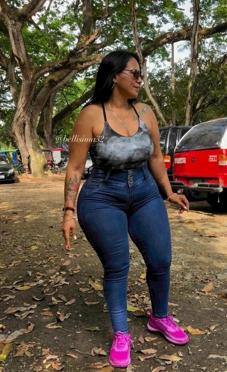 Bellisima 32 model sexy img