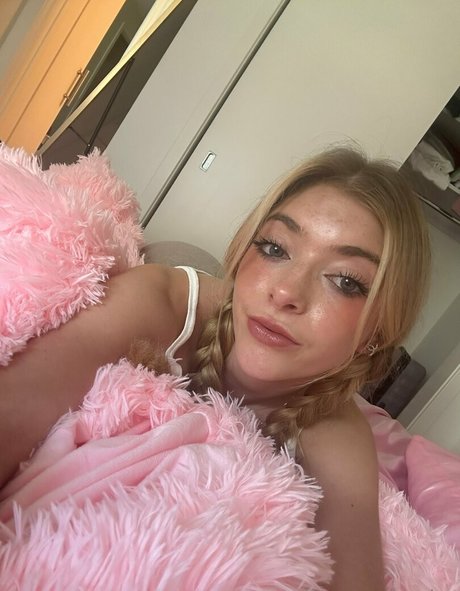 rileymaetwo model erotic picture