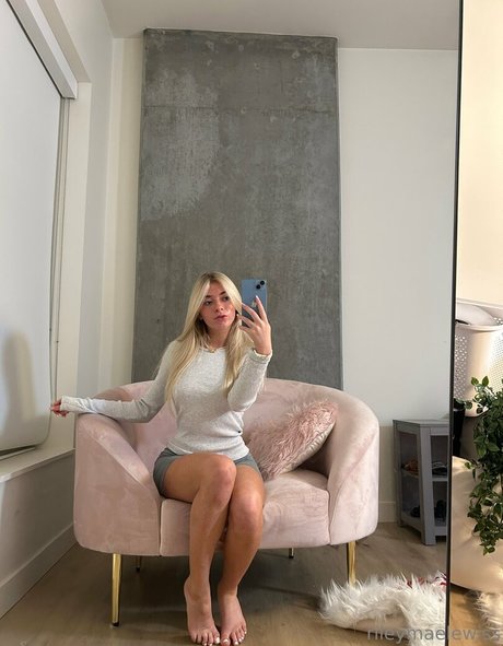 rileymaetwo pornstar erotic pic