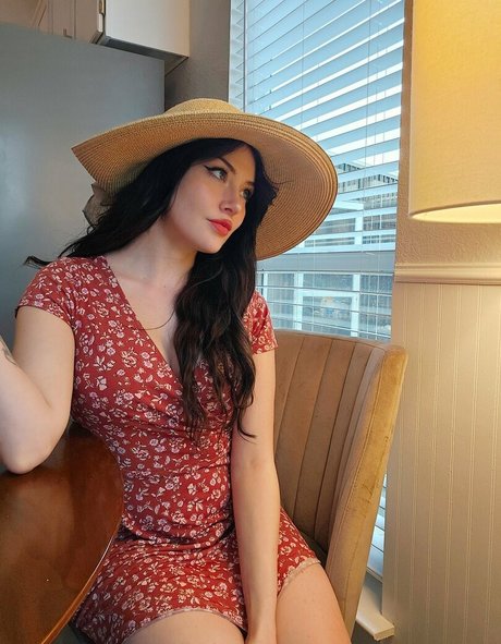 ItsLeslie beautiful model picture