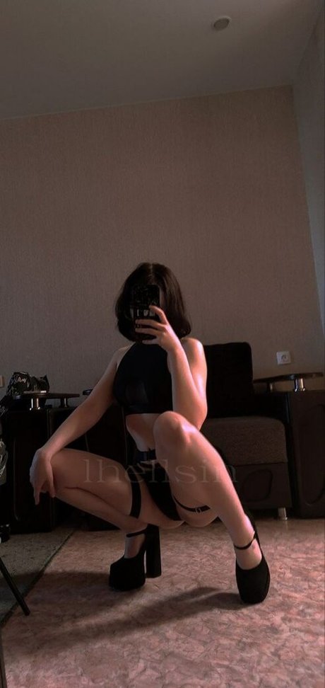 llhellsing nude model image