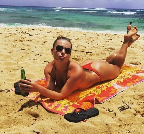 Agnes Bruckner star erotic photos