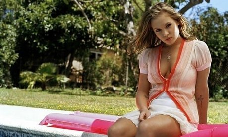 Agnes Bruckner model art img