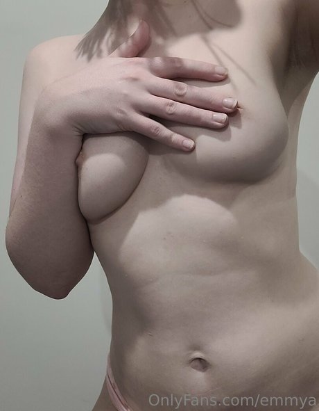 emmya naked model picture