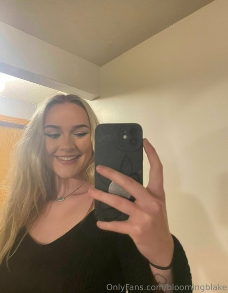 bloomingblake top model img