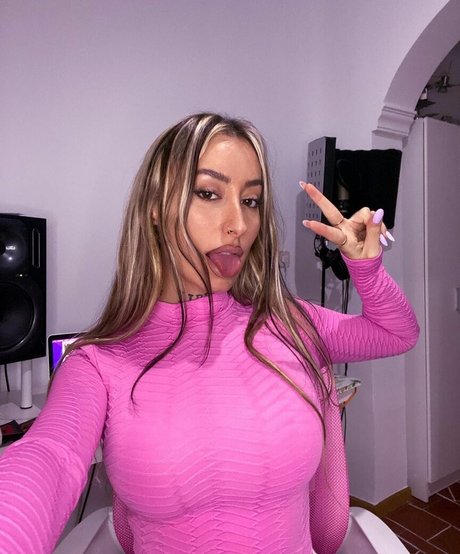 larataylorbb model hot pictures